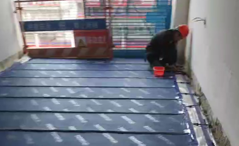 烯材石墨烯电地暖-贵州六盘水钟山高铁综合楼安装工地6